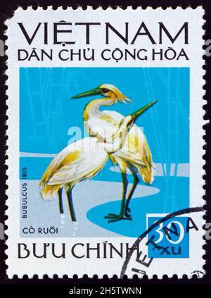 VIETNAM - VERS 1972: Un timbre imprimé au Vietnam montre l'égret de bétail, bubulcus ibis, est une espèce de héron trouvé dans les tropiques, subtropicales et chaud-te Banque D'Images