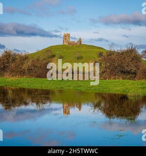 Vue sur les eaux d'inondation sur Southlake Moor vers l'église St Michaels sur Burrow Mump.Partie des niveaux de Somerset près de Burrowbridge, Somerset, Angleterre Banque D'Images