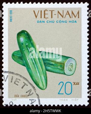 VIETNAM - VERS 1970: Un timbre imprimé au Vietnam montre concombre, légumes, vers 1970 Banque D'Images