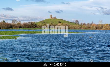 Vue sur les eaux d'inondation sur Southlake Moor vers l'église St Michaels sur Burrow Mump.Partie des niveaux de Somerset près de Burrowbridge, Somerset, Angleterre Banque D'Images