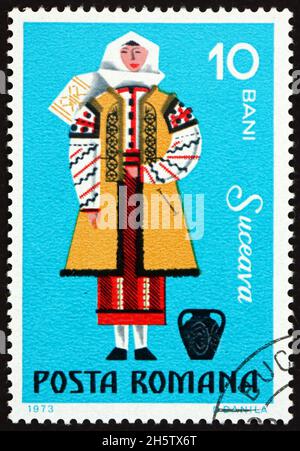ROUMANIE - VERS 1973 : un timbre imprimé en Roumanie montre une femme de Suceava, costume régional traditionnel, vers 1973 Banque D'Images