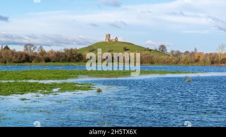 Vue sur les eaux d'inondation sur Southlake Moor vers l'église St Michaels sur Burrow Mump.Partie des niveaux de Somerset près de Burrowbridge, Somerset, Angleterre Banque D'Images