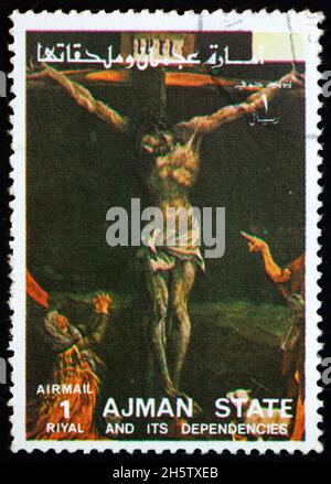 AJMAN - VERS 1973 : un timbre imprimé à Ajman montre Crucifixion, détail de l'altairpiece d'Isenheim (première vue), par Matthias Grunewald German Renaissanc Banque D'Images