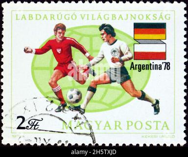 HONGRIE - VERS 1978: Un timbre imprimé en Hongrie montre les joueurs de football, drapeaux de l'Allemagne de l'Ouest et de la Pologne, Argentine 78, 11e coupe mondiale des champions de football Banque D'Images