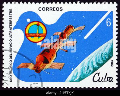 CUBA - VERS 1982 : un timbre imprimé à Cuba montre le lien Salyut-Soyuz, utilisation pacifique de l'espace, vers 1982 Banque D'Images