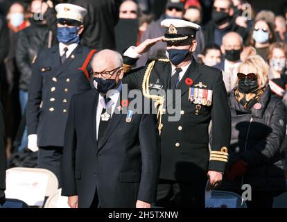 Halifax, Nouvelle-Écosse, Canada.11 novembre 2021.Cérémonie du jour du souvenir à l'occasion du 100e anniversaire du pavot souvenir au Canada, tenue au Cenotaph de Halifax.L'honorable Arthur J. LeBlanc, lieutenant-gouverneur de la Nouvelle-Écosse, dirige la cérémonie.Credit: Meanderingemu/Alamy Live News Banque D'Images