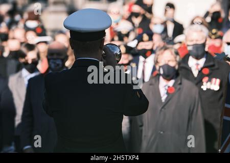 Halifax, Nouvelle-Écosse, Canada.11 novembre 2021.Cérémonie du jour du souvenir à l'occasion du 100e anniversaire du pavot souvenir au Canada, tenue au Cenotaph de Halifax.Credit: Meanderingemu/Alamy Live News Banque D'Images