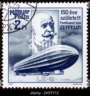 HONGRIE - VERS 1988: Un timbre imprimé en Hongrie montre le comte Ferdinand von Zeppelin concepteur de dirigibles, et LZ-2 dirigible, vers 1988 Banque D'Images
