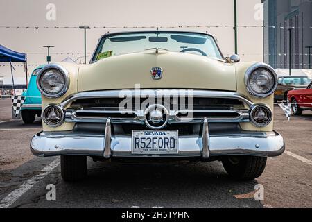 Reno, NV - 6 août 2021 : Ford Crestline Sunliner convertible 1952 à un salon de voiture local. Banque D'Images