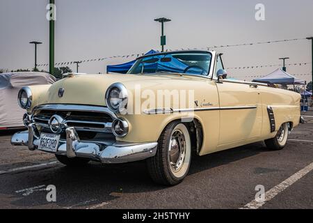 Reno, NV - 6 août 2021 : Ford Crestline Sunliner convertible 1952 à un salon de voiture local. Banque D'Images