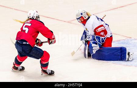 Chomutov, République tchèque.11 novembre 2021.Emilie Kruse, de Norvège, à gauche, et Klara Pescalova, gardien de but de la République tchèque, en action pendant le match de qualification des femmes au hockey sur glace aux Jeux olympiques de Pékin, République tchèque contre Norvège, à Chomutov, République tchèque, le 11 novembre 2021.Crédit : Ondrej Hajek/CTK photo/Alay Live News Banque D'Images