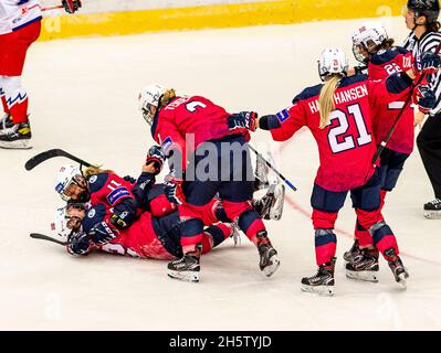 Chomutov, République tchèque.11 novembre 2021.Les joueurs de hockey norvégiens célèbrent un but lors du match de qualification des femmes au hockey sur glace aux Jeux olympiques de Pékin en République tchèque contre Norvège à Chomutov, République tchèque, le 11 novembre 2021.Crédit : Ondrej Hajek/CTK photo/Alay Live News Banque D'Images