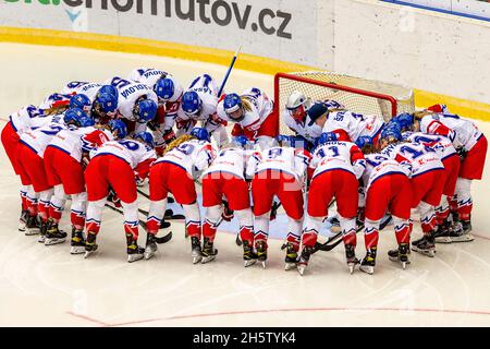 Chomutov, République tchèque.11 novembre 2021.Les joueurs de hockey tchèques avant la qualification féminine de hockey sur glace correspondent aux Jeux olympiques de Pékin en République tchèque contre Norvège à Chomutov, République tchèque, le 11 novembre 2021.Crédit : Ondrej Hajek/CTK photo/Alay Live News Banque D'Images