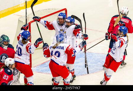 Chomutov, République tchèque.11 novembre 2021.Les joueurs tchèques célèbrent un but lors du match de qualification des femmes au hockey sur glace aux Jeux olympiques de Pékin en République tchèque contre Norvège à Chomutov, République tchèque, le 11 novembre 2021.Crédit : Ondrej Hajek/CTK photo/Alay Live News Banque D'Images