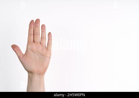 Main femelle étendue dans le salut isolé sur blanc. Numéro cinq. Banque D'Images