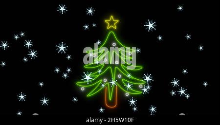 Image d'un sapin de noël au néon sur neige tombant sur fond noir à noël Banque D'Images