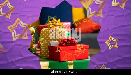 Image d'étoiles tombant sur des cadeaux à noël Banque D'Images