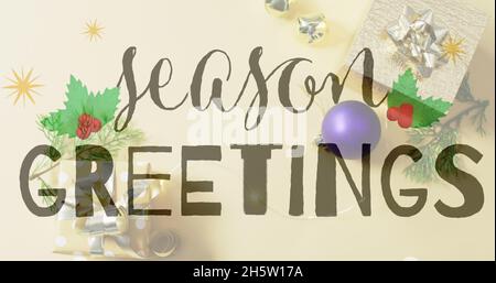 Image du texte de voeux de saisons sur les décorations de noël Banque D'Images