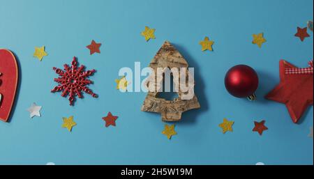 Image d'arbres de noël au néon sur les décorations de noël Banque D'Images