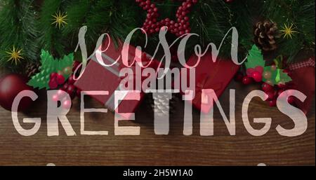 Image du texte de voeux de saisons sur l'arbre de noël Banque D'Images