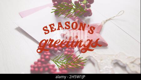 Image du texte de voeux de saisons sur les décorations de noël Banque D'Images