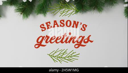 Image du texte de voeux de saisons sur les décorations de noël Banque D'Images