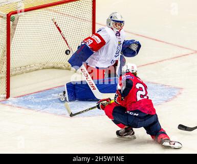 Chomutov, République tchèque.11 novembre 2021.Klara Pescalova, gardien de but de la République tchèque, a quitté le pays, et Andrea Dalen, de Norvège, en action pendant le match de qualification des femmes au hockey sur glace des jeux olympiques de Pékin en République tchèque contre Norvège à Chomutov, République tchèque, le 11 novembre 2021.Crédit : Ondrej Hajek/CTK photo/Alay Live News Banque D'Images