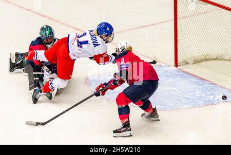 Chomutov, République tchèque.11 novembre 2021.(G-D) Ena Nystrom, gardien de but de Norvège, Dominika Laskova de la République tchèque et Lene Tendenes de Norvège en action pendant le match de qualification des femmes au hockey sur glace aux jeux olympiques de Pékin en République tchèque contre Norvège à Chomutov, République tchèque, 11 novembre 2021.Crédit : Ondrej Hajek/CTK photo/Alay Live News Banque D'Images