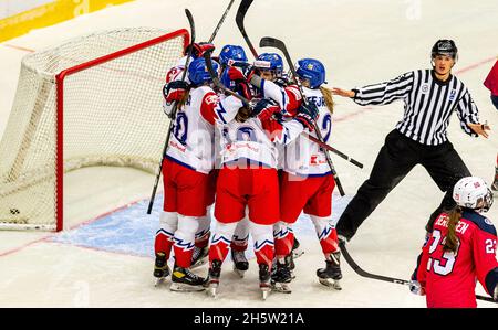 Chomutov, République tchèque.11 novembre 2021.Les joueurs tchèques célèbrent un but lors du match de qualification des femmes au hockey sur glace aux Jeux olympiques de Pékin en République tchèque contre Norvège à Chomutov, République tchèque, le 11 novembre 2021.Crédit : Ondrej Hajek/CTK photo/Alay Live News Banque D'Images