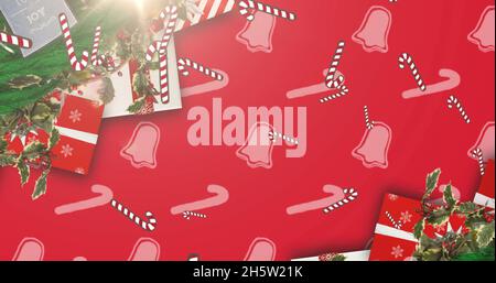 Image de Cannes de bonbons tombant à noël sur des cadeaux Banque D'Images