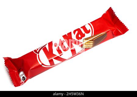 Bélarus, Novopolotsk - 10 novembre 2021: Bar Kit Kat isolé sur fond blanc Banque D'Images