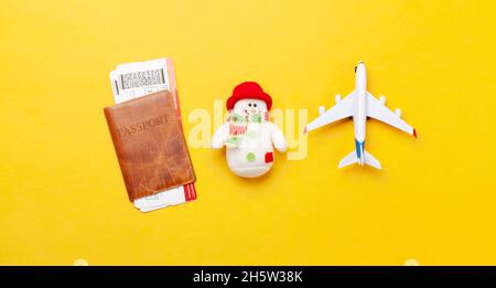 Concept de voyage et de vacances.Accessoires et articles de voyage.Voyage de Noël.Vue de dessus du plan de travail avec espace de copie Banque D'Images
