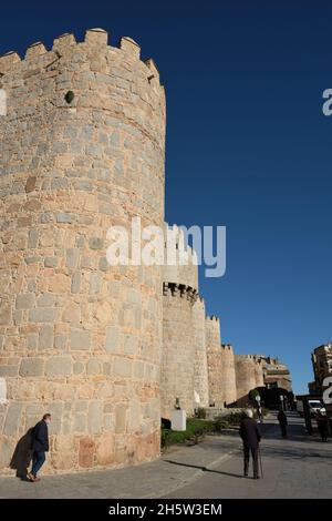 Vue sur une tour des remparts d'Ávila en Espagne.Ces fortifications ont été achevées entre le XIe et le XIVe siècle. Banque D'Images