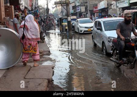 Hyderabad, Pakistan.11 novembre 2021.Route inondée par l'eau d'égout, provoquant une atmosphère non hygiénique et créant des problèmes de navetteurs, faisant preuve de négligence des autorités concernées, près du bureau municipal de Hyderabad le jeudi 11 novembre 2021.Credit: Asianet-Pakistan/Alamy Live News Banque D'Images