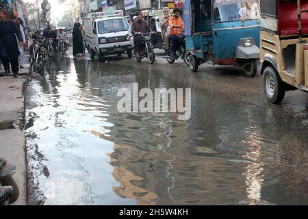 Hyderabad, Pakistan.11 novembre 2021.Route inondée par l'eau d'égout, provoquant une atmosphère non hygiénique et créant des problèmes de navetteurs, faisant preuve de négligence des autorités concernées, près du bureau municipal de Hyderabad le jeudi 11 novembre 2021.Credit: Asianet-Pakistan/Alamy Live News Banque D'Images