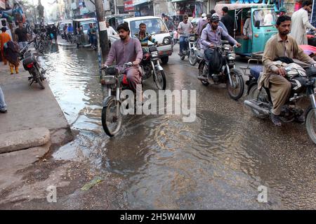 Hyderabad, Pakistan.11 novembre 2021.Route inondée par l'eau d'égout, provoquant une atmosphère non hygiénique et créant des problèmes de navetteurs, faisant preuve de négligence des autorités concernées, près du bureau municipal de Hyderabad le jeudi 11 novembre 2021.Credit: Asianet-Pakistan/Alamy Live News Banque D'Images