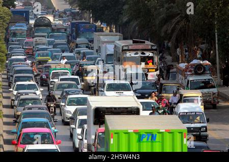 Hyderabad, Pakistan.11 novembre 2021.Vue de l'embouteillage dû à la négligence du personnel de la police de la circulation et du stationnement illégal, a besoin d'attention du département concerné, situé sur la route Shahrah-e-Faisal à Karachi le jeudi 11 novembre 2021.Credit: Asianet-Pakistan/Alamy Live News Banque D'Images