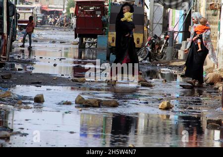 Hyderabad, Pakistan.11 novembre 2021.Route inondée par l'eau d'égout, provoquant une atmosphère inhygiénique et créant des problèmes de navetteurs, faisant preuve de négligence des autorités concernées, dans la région de New Karachi à Karachi le jeudi 11 novembre 2021.Credit: Asianet-Pakistan/Alamy Live News Banque D'Images