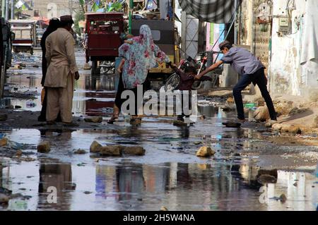 Hyderabad, Pakistan.11 novembre 2021.Route inondée par l'eau d'égout, provoquant une atmosphère inhygiénique et créant des problèmes de navetteurs, faisant preuve de négligence des autorités concernées, dans la région de New Karachi à Karachi le jeudi 11 novembre 2021.Credit: Asianet-Pakistan/Alamy Live News Banque D'Images