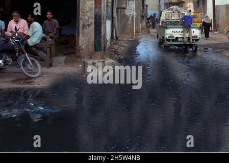 Hyderabad, Pakistan.11 novembre 2021.Rue trépidante pleine d'eau d'égout provoquant une atmosphère non hygiénique et créant des problèmes pour les navetteurs, montrant la négligence des autorités concernées, situé dans la région de Lyari à Karachi le jeudi 11 novembre 2021.Credit: Asianet-Pakistan/Alamy Live News Banque D'Images