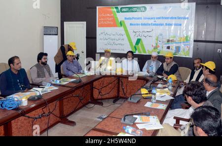 Hyderabad, Pakistan.11 novembre 2021.Le Directeur général du Département de la santé du Balochistan, le Dr Ali Nasir Bugti, s'adresse lors du séminaire sur la campagne contre la rougeole-rubéole, qui s'est tenu au club de presse de Quetta le jeudi 11 novembre 2021.Credit: Asianet-Pakistan/Alamy Live News Banque D'Images