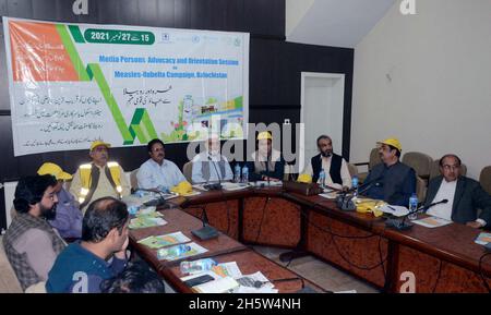 Hyderabad, Pakistan.11 novembre 2021.Le Directeur général du Département de la santé du Balochistan, le Dr Ali Nasir Bugti, s'adresse lors du séminaire sur la campagne contre la rougeole-rubéole, qui s'est tenu au club de presse de Quetta le jeudi 11 novembre 2021.Credit: Asianet-Pakistan/Alamy Live News Banque D'Images