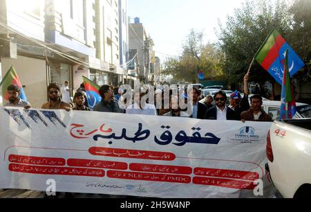 Hyderabad, Pakistan.11 novembre 2021.Les partisans de Islami Jamiat Talaba (IJT) tiennent une manifestation pour les droits des étudiants, qui s'est tenue au club de presse de Quetta le jeudi 11 novembre 2021.Credit: Asianet-Pakistan/Alamy Live News Banque D'Images