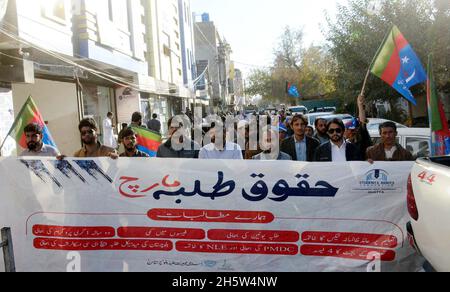 Hyderabad, Pakistan.11 novembre 2021.Les partisans de Islami Jamiat Talaba (IJT) tiennent une manifestation pour les droits des étudiants, qui s'est tenue au club de presse de Quetta le jeudi 11 novembre 2021.Credit: Asianet-Pakistan/Alamy Live News Banque D'Images