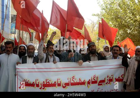 Hyderabad, Pakistan.11 novembre 2021.Des membres du syndicat des employés du ministère des travaux publics (PWD) tiennent une manifestation contre une hausse massive des prix du chômage et de l'inflation au club de presse de Quetta le jeudi 11 novembre 2021.Credit: Asianet-Pakistan/Alamy Live News Banque D'Images