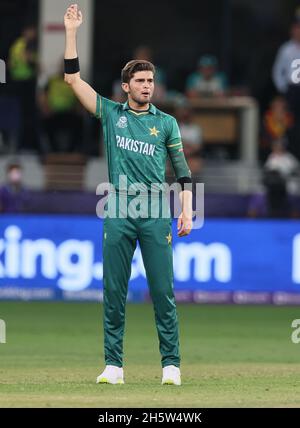 Dubai, Émirats Arabes Unis, 11, Nov 2021: ICC T20 2nd semi finals: Pakistan vs Australie : Shaheed Afridi du Pakistan en action pendant la 2nd semi à Dubai Interrnational Stadium jeudi .Crédit photo : Sescadri SUKUMAR crédit: Sescadri SUKUMAR/Alamy Live News Banque D'Images