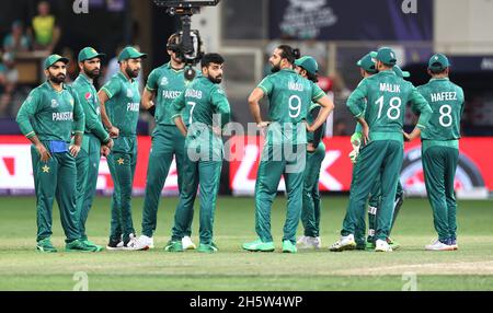 Dubai, Émirats Arabes Unis, 11, Nov 2021: ICC T20 2e demi-finale: Pakistan vs Australie : joueurs Pakistan en attente de décision pendant la 2e partie au stade internaational de Dubaï jeudi .Crédit photo : Sescadri SUKUMAR crédit: Sescadri SUKUMAR/Alamy Live News Banque D'Images