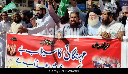 Hyderabad, Pakistan.11 novembre 2021.Des militants de Jamiat Uleam-e-Islam (JUI-F) tiennent une manifestation contre le chômage massif et la hausse des prix de l'inflation, à Ghanta Ghar Chowk à Sukkur le jeudi 11 novembre 2021.Credit: Asianet-Pakistan/Alamy Live News Banque D'Images