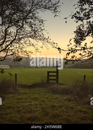 Bank Bottom Mills et Marsden village depuis le terrain de football à Hemlop Dawn Mist. Banque D'Images