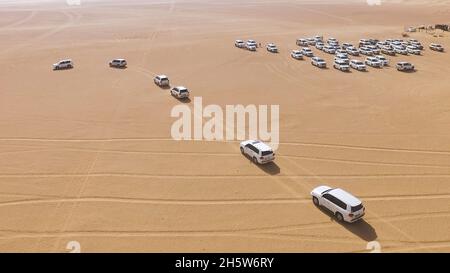 4x4 voitures 4x4 4x4 à travers les dunes de sable dans le désert d'Abu Dhabi.Stock.Vue de dessus sur les vus dans le désert. Banque D'Images